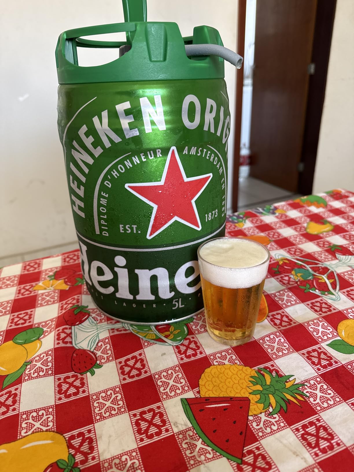 Barril Heineken sendo servido